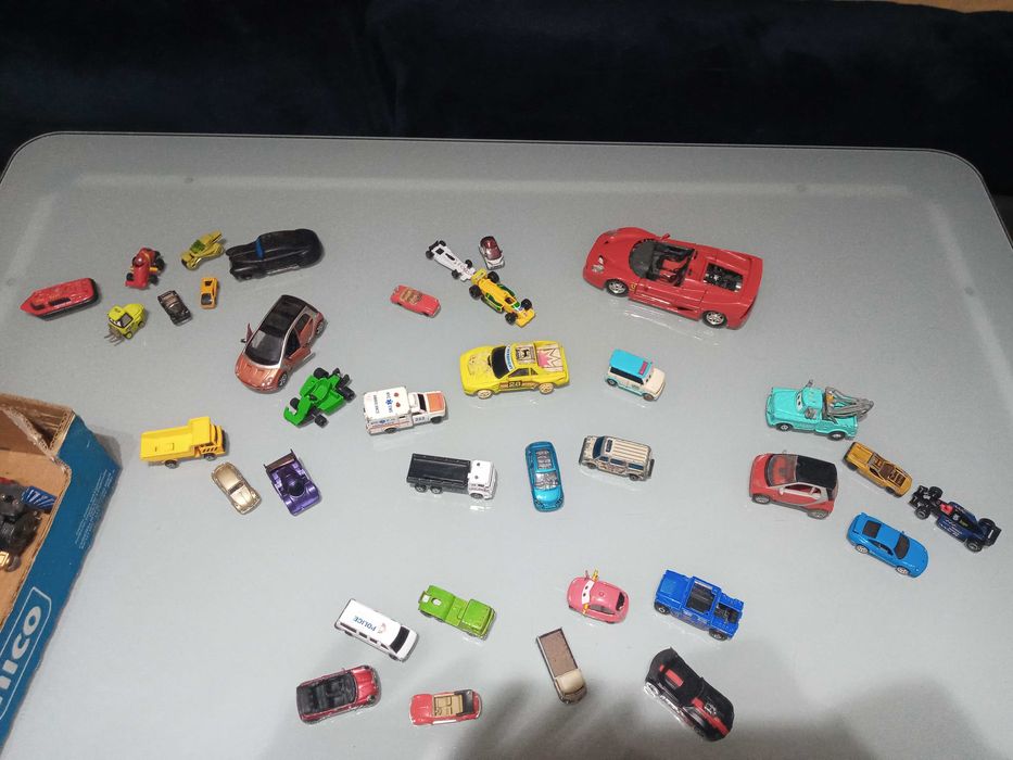 36 carrinhos antigos e 1 comboio de ferro