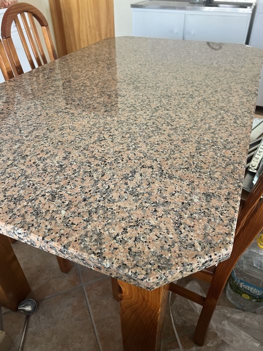 Mesa de jantar em madeira com tampo em granito OFERTA 4 cadeiras