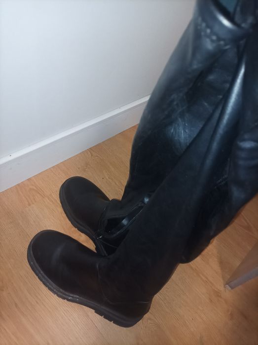 Botas pretas de cano alto