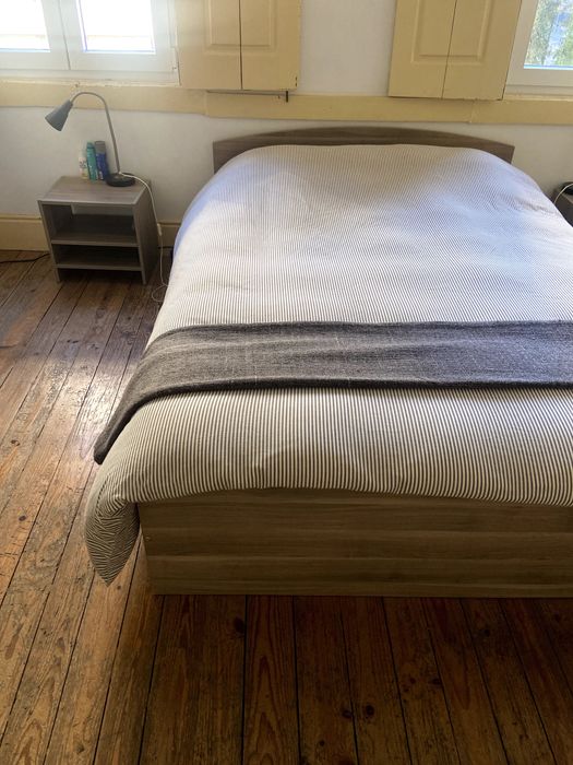 cama casal ikea com colchão + mesinhas cabeceira