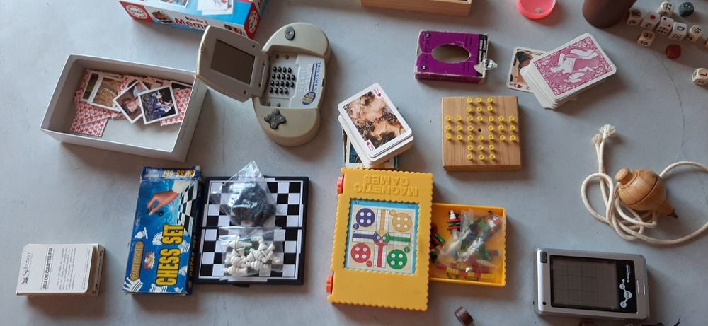 Vários jogos e cartas