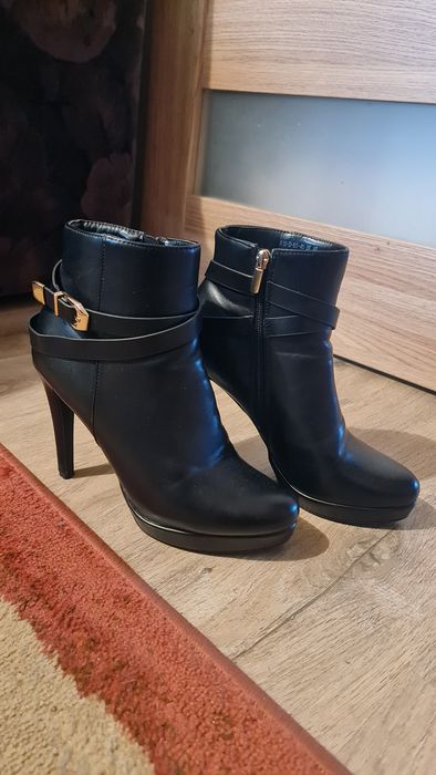 Buty Vinceza z ozdobną złotą klamrą