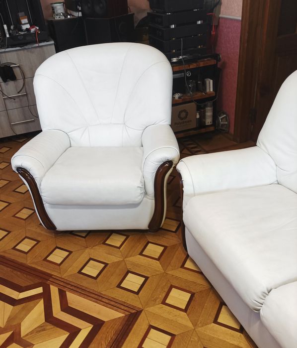 Білий шкіряний диван та два крісла (Італія)