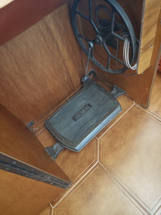 Máquina de costura Singer com móvel incluído
