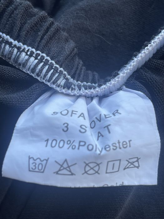 Czrarny pokrowiec na sofe