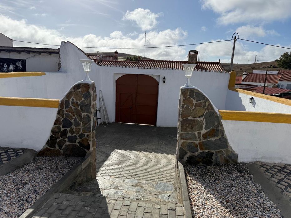 Casa no centro de uma Aldeia no concelho de Moura