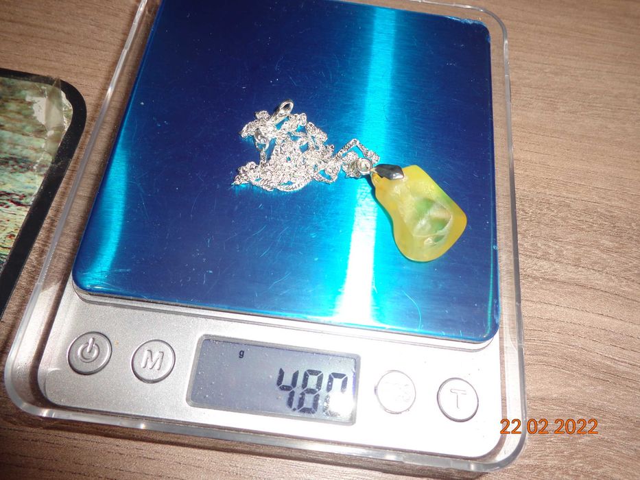 Wisiorek bursztyn z  łańcuszkiem