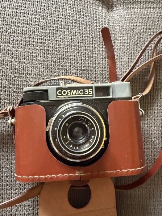Плівковий фотоапарат Cosmic 35 у футлярі