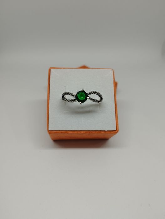 Srebrny pierścionek z zielonym kamieniem, próba 925, rozmiar 22