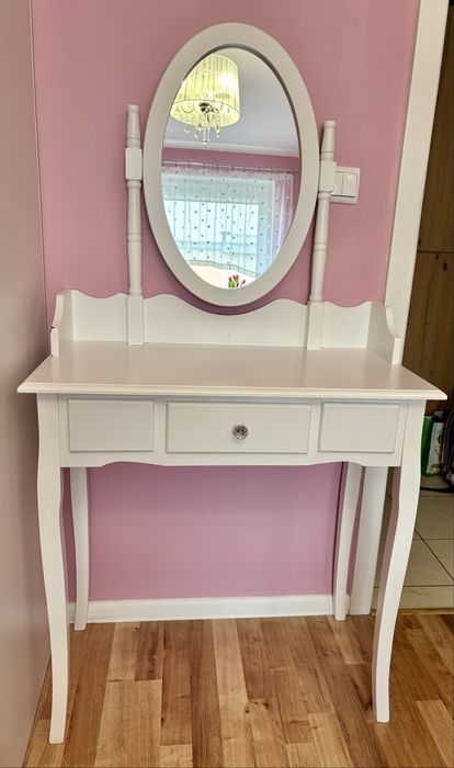 Toaletka z krzeselkiem.