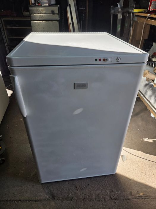 Arca vertical em bom estado