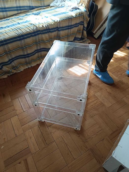 Mesa de centro em acrílico estilo retro