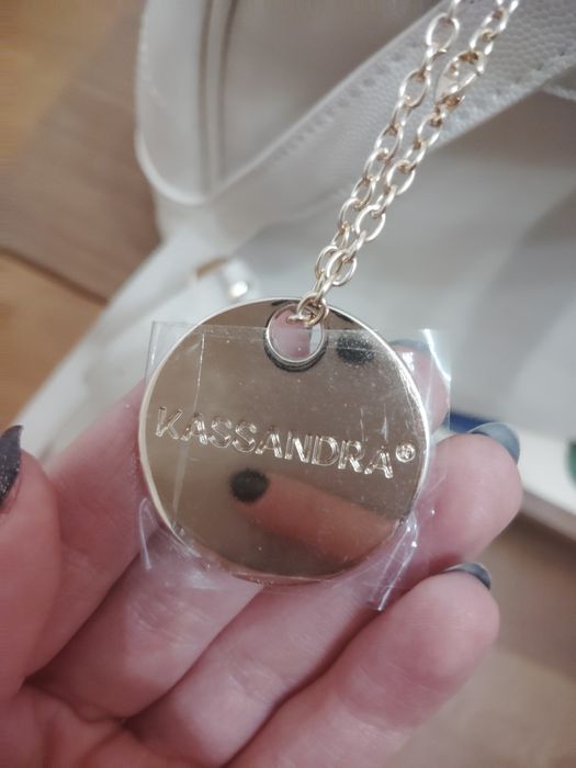 Plecak damski beżowy ze złotą klamrą