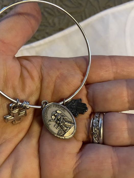 3 pulseiras com medalhas