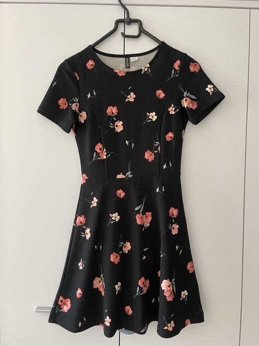 Czarna sukienka w kwiaty H&M rozmiar S