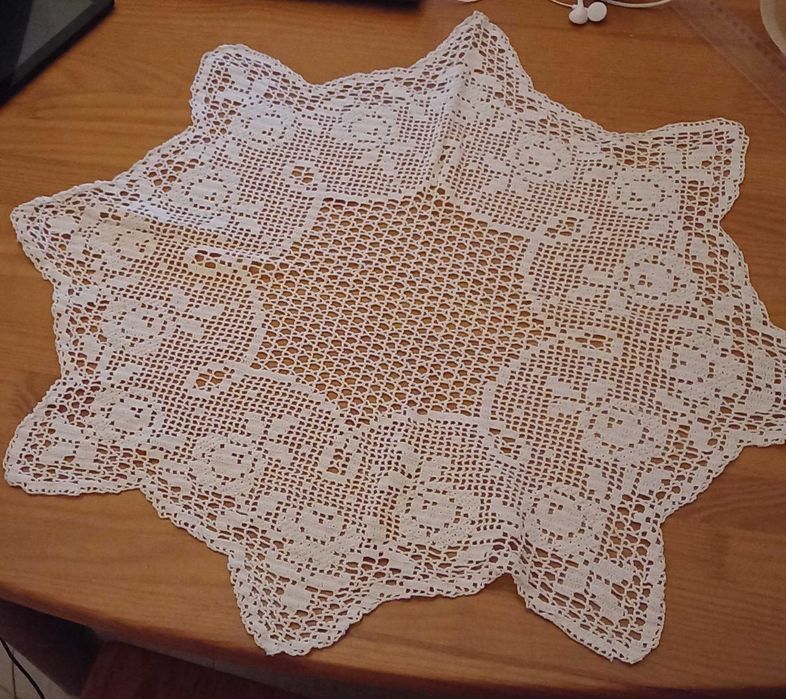 Naperon de renda para mesa feito à mão