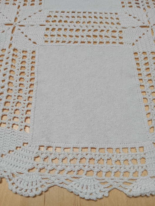 Pequena toalha de chá em estoupa e croche.