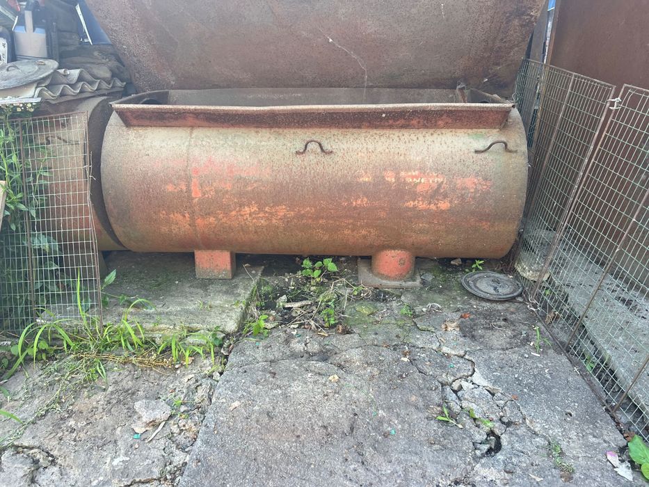 Металеві емкості різного вмісту