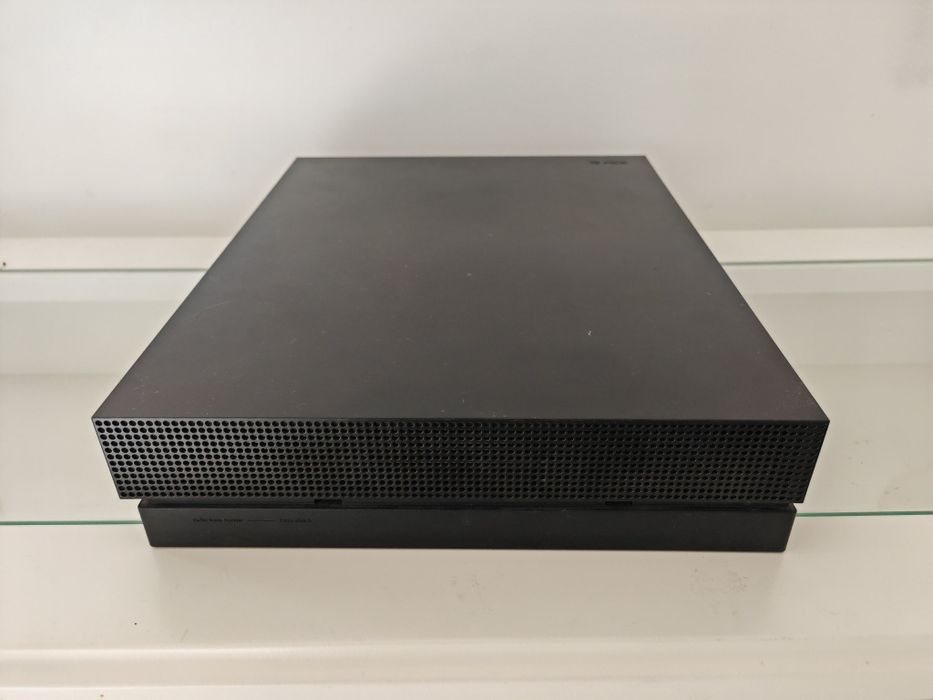 Xbox One X 1TB + Controller