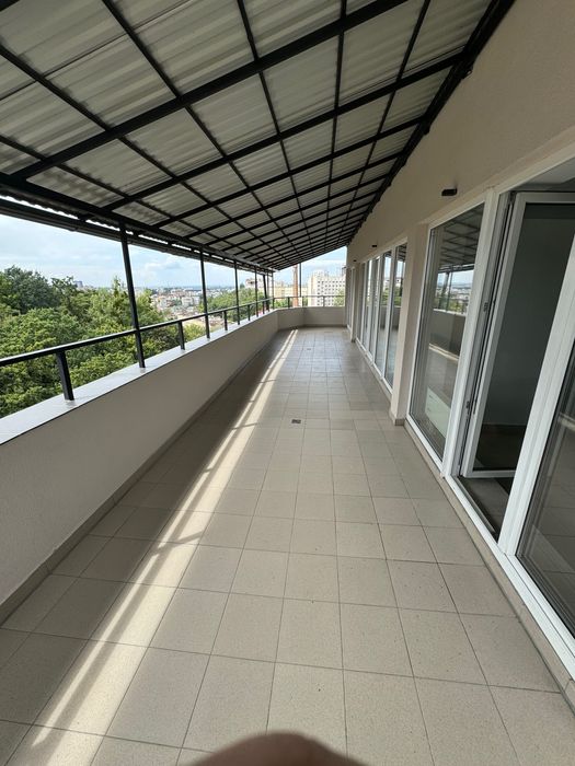 Сучасний офіс з терасою і краєвидом, від власника