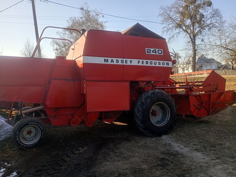 Комбайн Massey Ferguson 240
