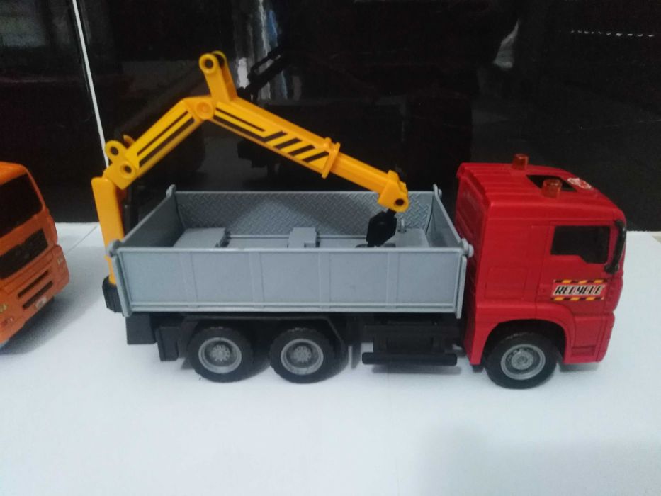 Conjunto de 2 camiões de brincar fazem parte da série Heavy City Truck