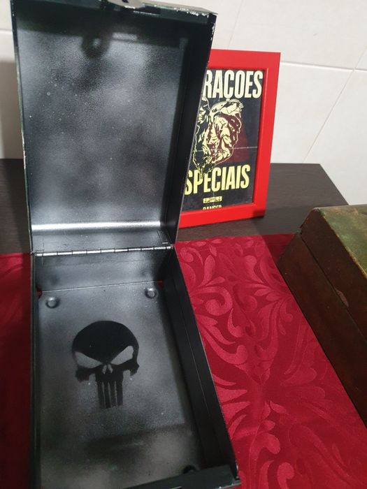 Caixas estilo militar em metal