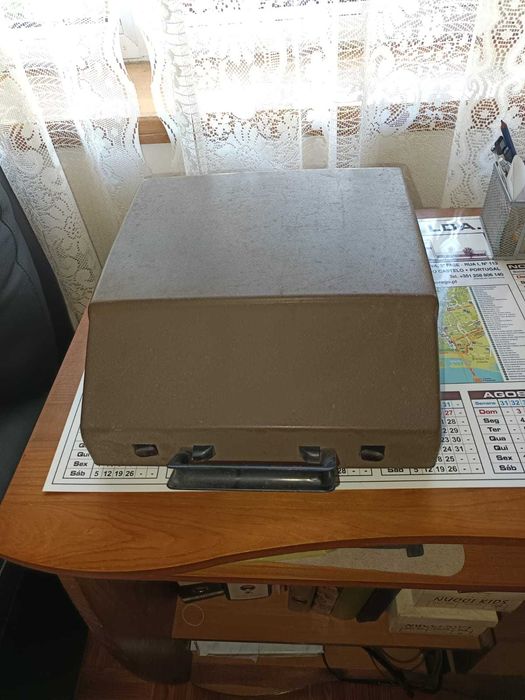maquina de escrever antiga em bom estado