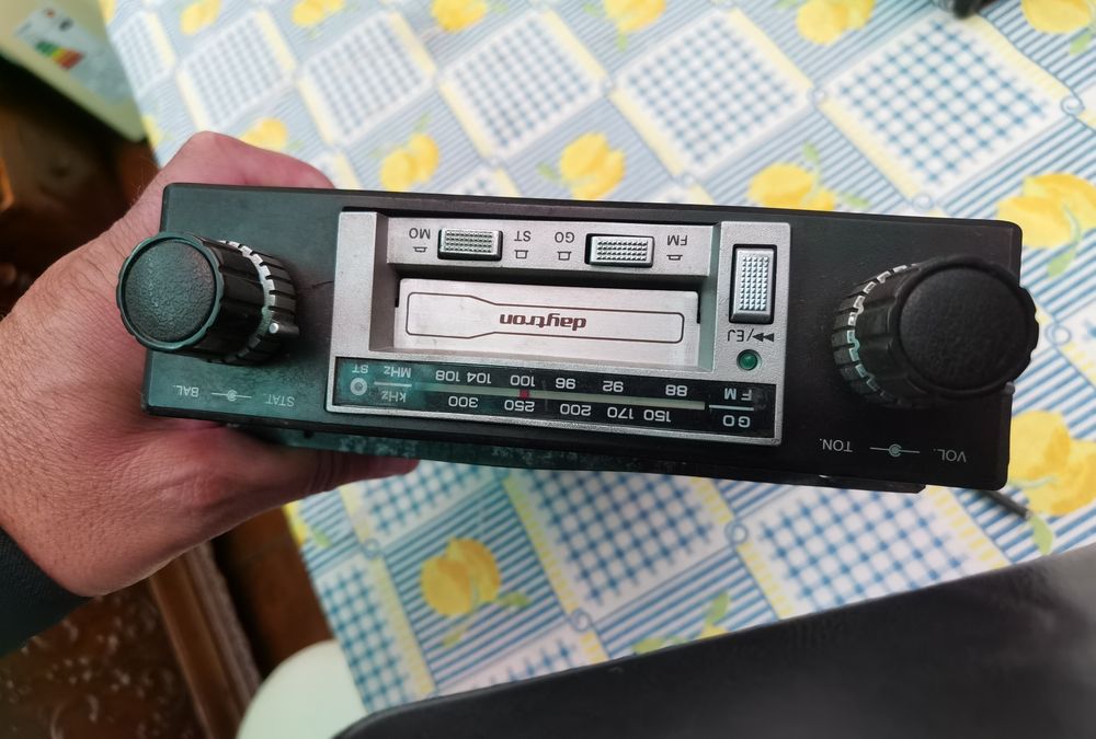 Rádio antigo com caixa de saída