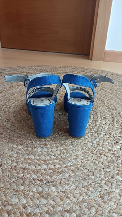 Sandálias azuis, como novas