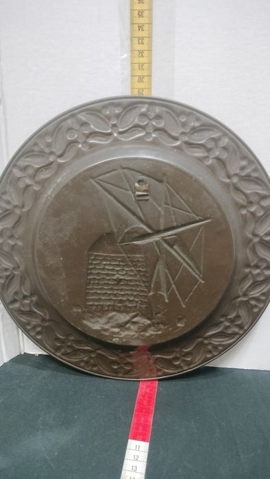 Prato de parede em latao
