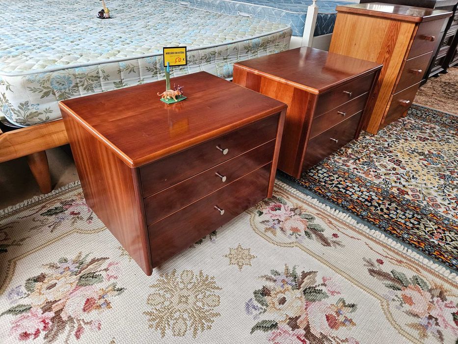 Mesas de cabeceira - Bom estado geral - Valor unitário