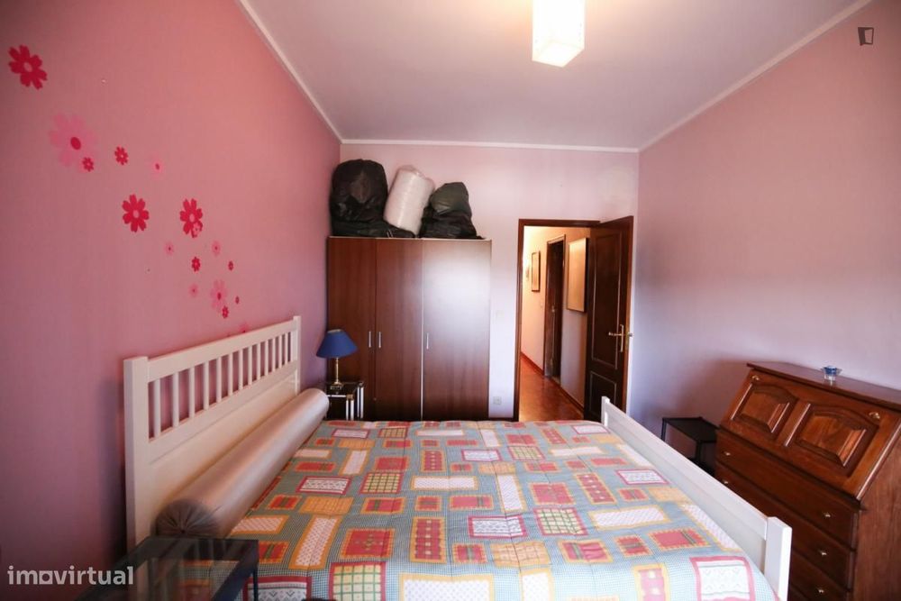 Quarto - localizado em Almada Lisbon