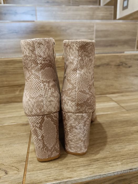 Botki na słupku wzór skóra węża