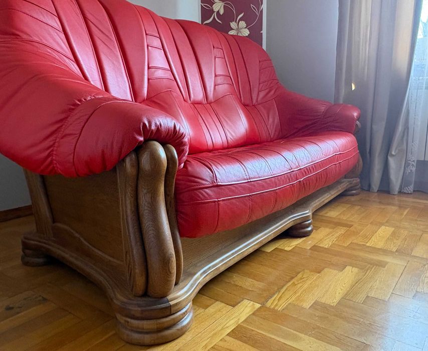 Czerwona, skórzana sofa na drewnianym stelażu, stan idealny.