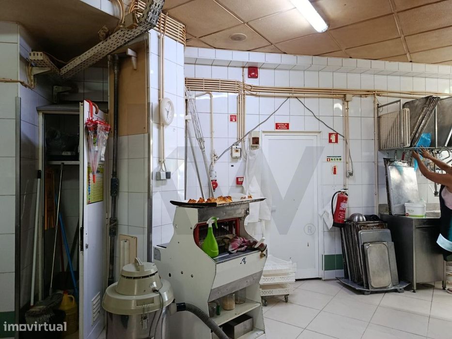 Pastelaria e Padaria com fabrico próprio, para trespasse, em Esgueira,