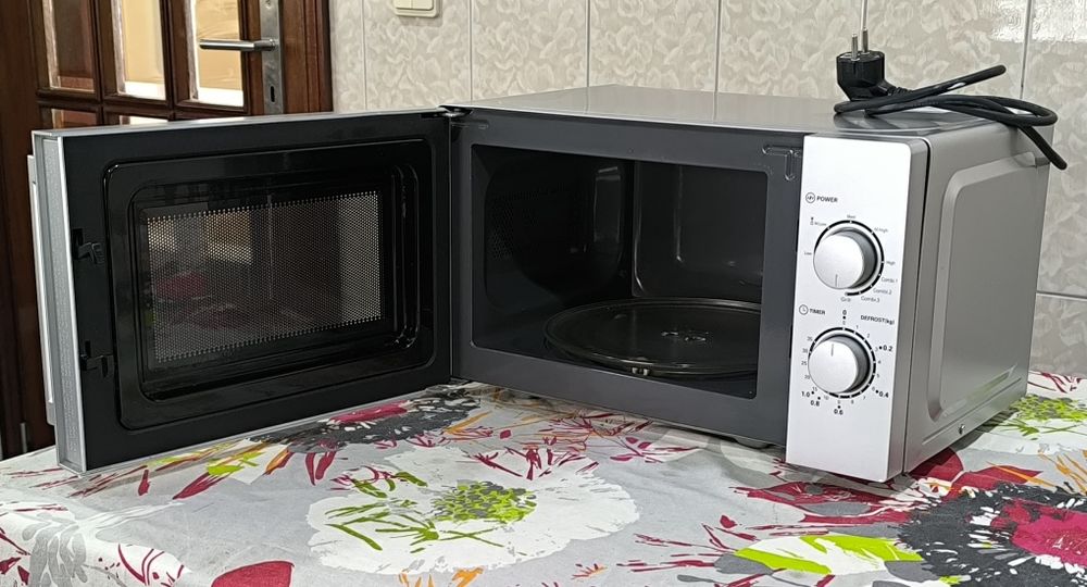 Microondas Savoid  com Grill, a funcionar