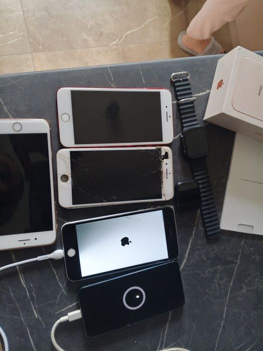 iPhone 8 plus i Samsung s 22  и часыi час 2 шт