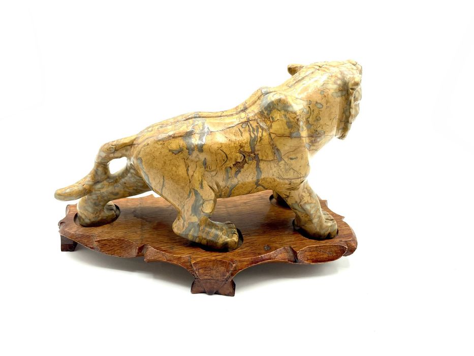 Tigre oriental em pedra jaspe brecha amarelo