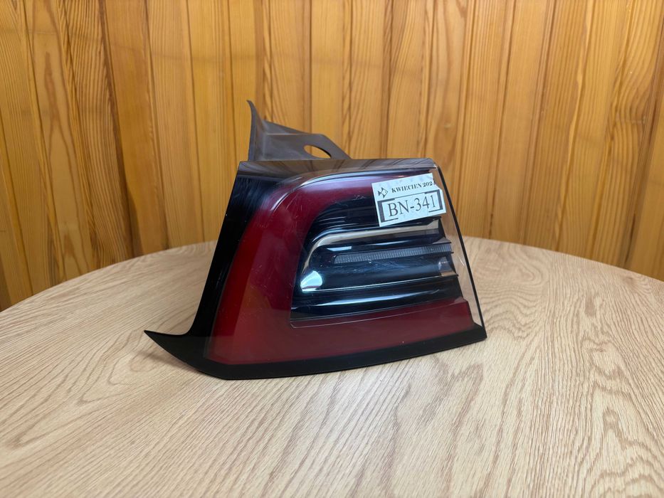 Фонар Tesla model 3/model Y Європа 4pin правий внутрі. та лівий зовні.