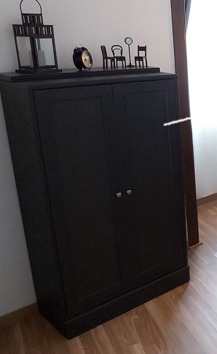 Armário castanho escuro