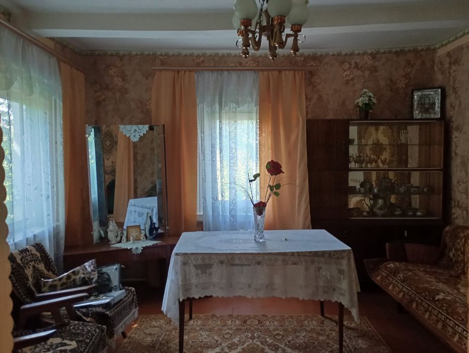 ТЕРМІНОВО  ПРОДАЄТЬСЯ  будинок на дві окремі половини смт.Червоне Бердичівський р-н, Житомирська обл