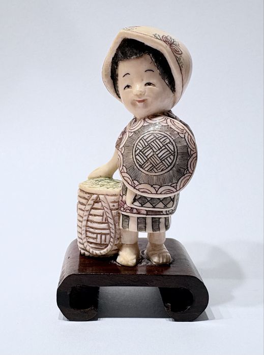 Lindas pequenas preciosas figuras asiáticas esculpidas e assinadas