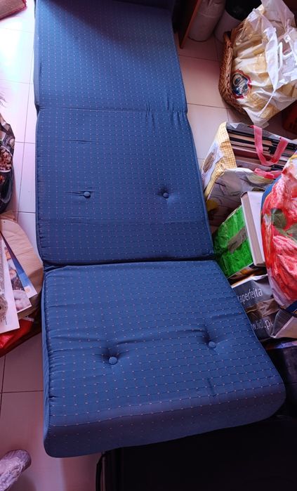 Sofá, cama.Com marcas de uso.