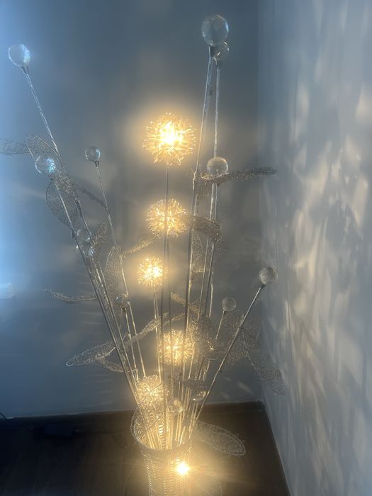 Lampa stojaca srebrna atrakcyjny wygląd