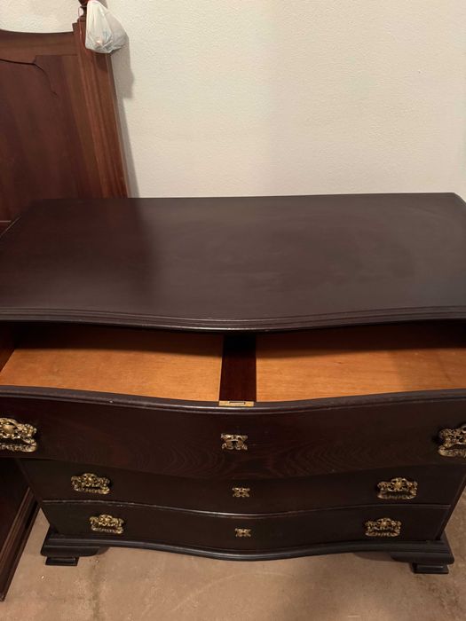 Cómoda em madeira maciça