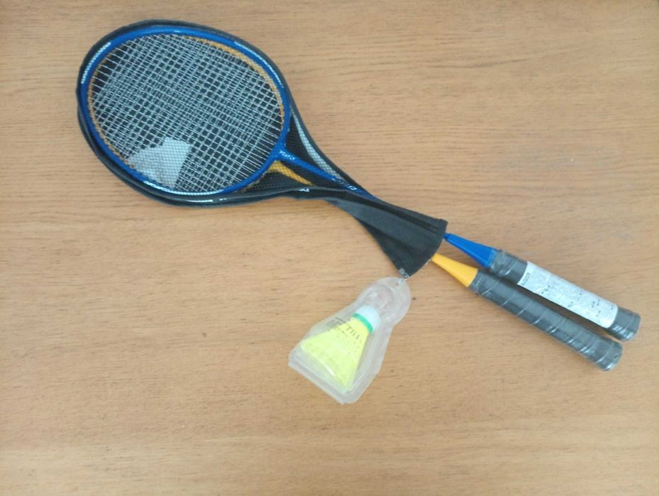 Rede badminton Decathlon com 2 raquetes e 2 volantes