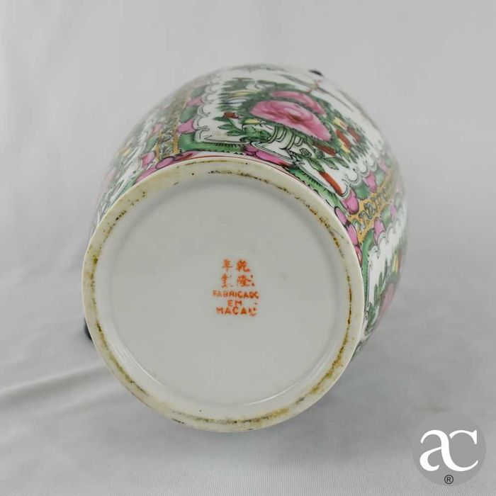 Jarrão em porcelana da China decoração Mandarim com dragões em relevo, circa 1960