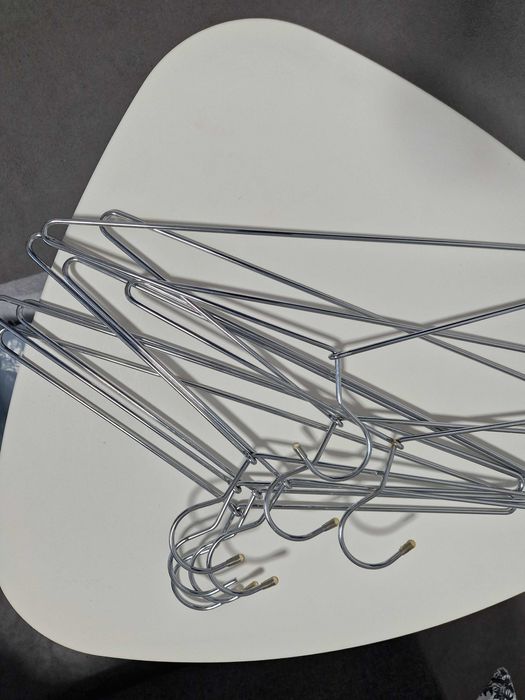 Metalowe wieszaki do ubrań