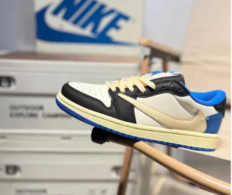 Nike Reverse Swoosh Low-top Triple Collaboration Lightning R.41